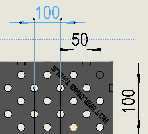 Technische Darstellung des diagonalen D28-Lochrasters mit 100-mm-Grundraster und zusätzlichen 50-mm-Spannpunkten