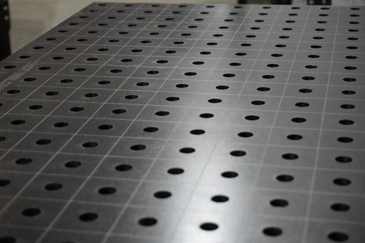 Premium Schweißtisch D16 1000×600×150×6 mm – Kompakter Systemtisch
