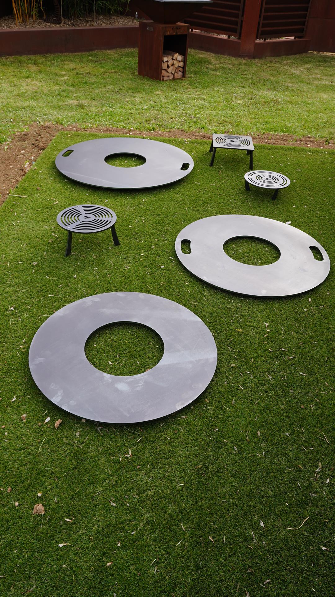 PREMIUM SET Feuerplatte Black Forest Steel 800mm + Grilleinsatz mit Anhebung - 8mm + KOSTENLOSER VERSAND - Hot-tabledance