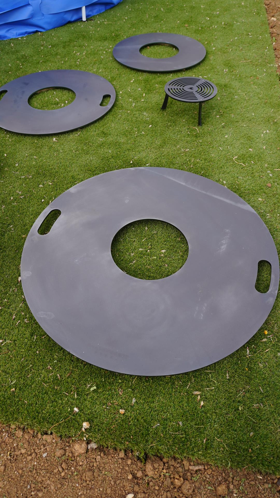 PREMIUM SET Feuerplatte Black Forest Steel 800mm + Grilleinsatz mit Anhebung - 8mm + KOSTENLOSER VERSAND - Hot-tabledance