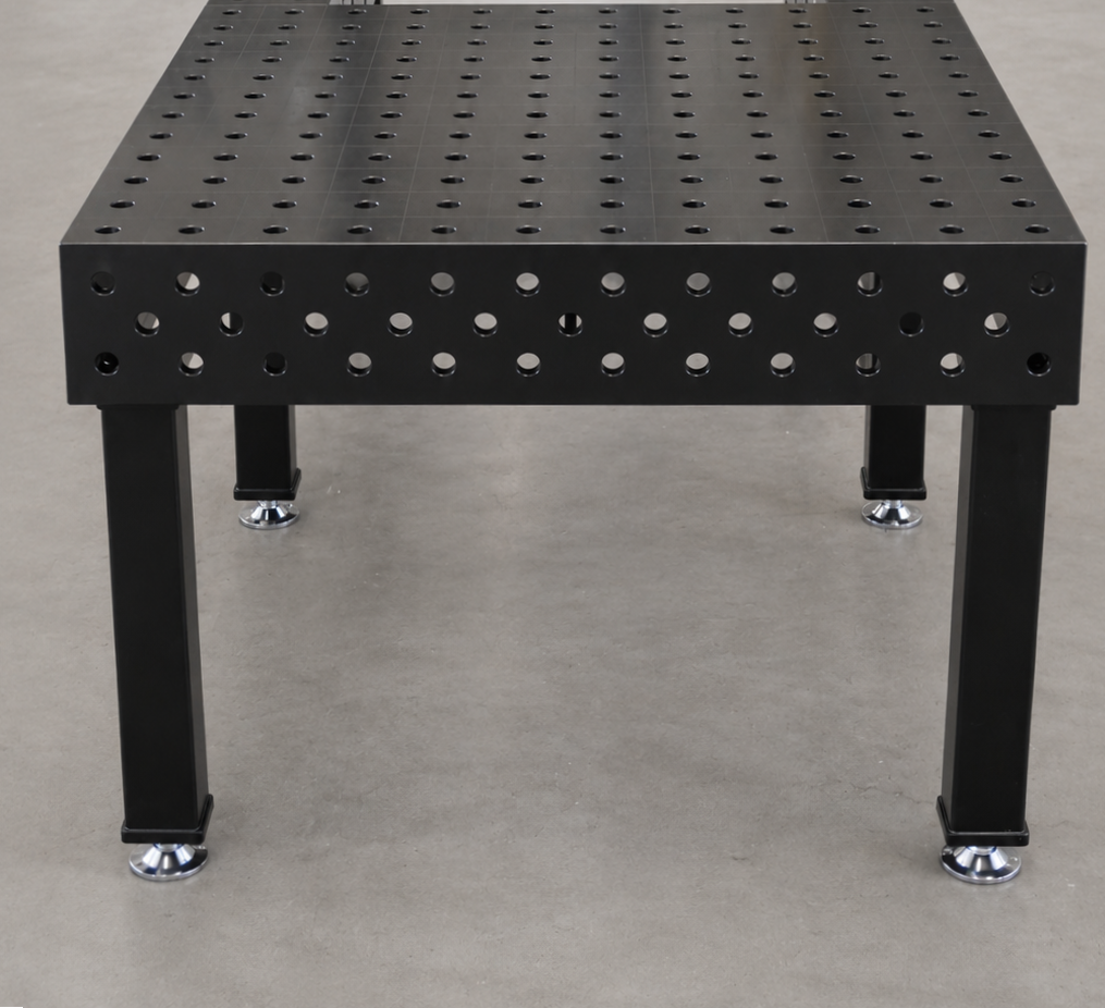 Schweißtisch 1200×1200 System 28 – PROFI 3D | Platte 25 mm plasmanitriert inkl. 40-tlg. PROFI Spannset