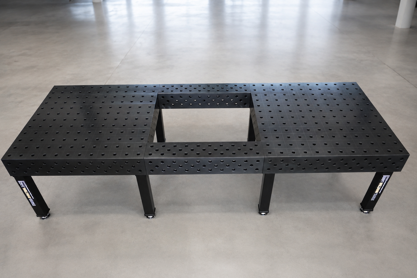 Schweißtisch 1200×1200 System 28 – PROFI 3D | Platte 25 mm plasmanitriert inkl. 40-tlg. PROFI Spannset