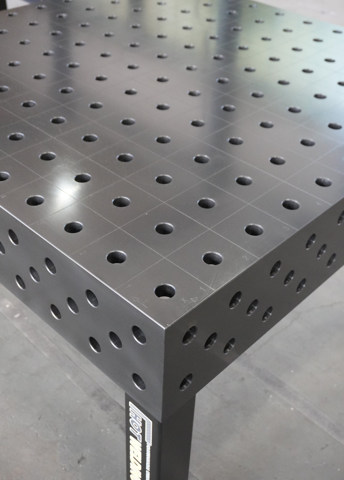 Schweißtisch 1200×1200 System 28 – PROFI 3D | Platte 25 mm plasmanitriert inkl. 40-tlg. PROFI Spannset