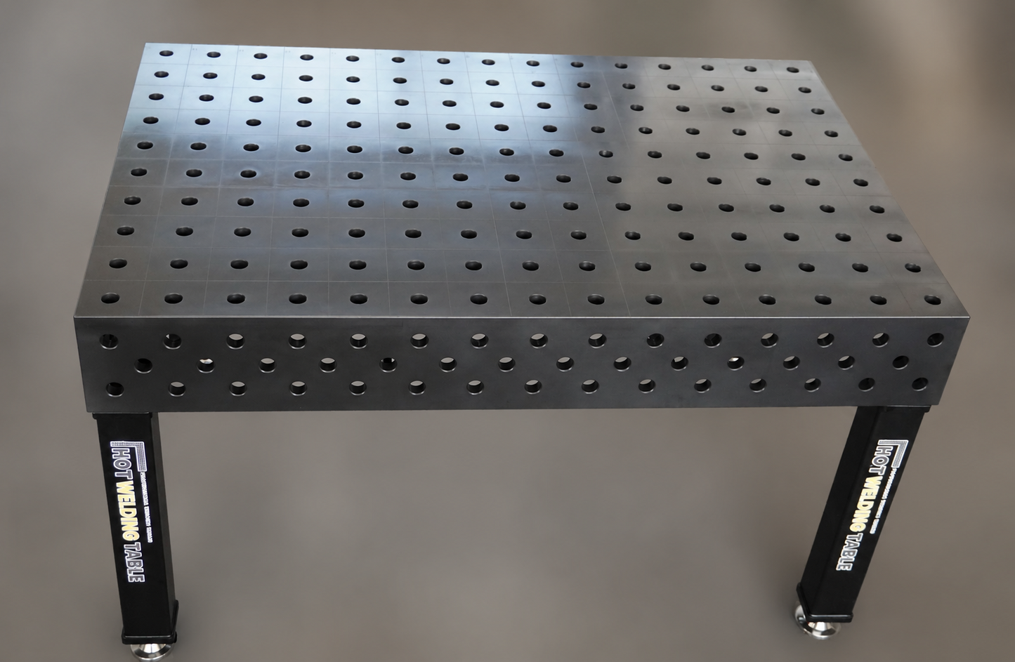 Schweißtisch 1500×1000 System 28 – PROFI 3D | Platte 25 mm plasmanitriert inkl. 40-tlg. PROFI Spannset