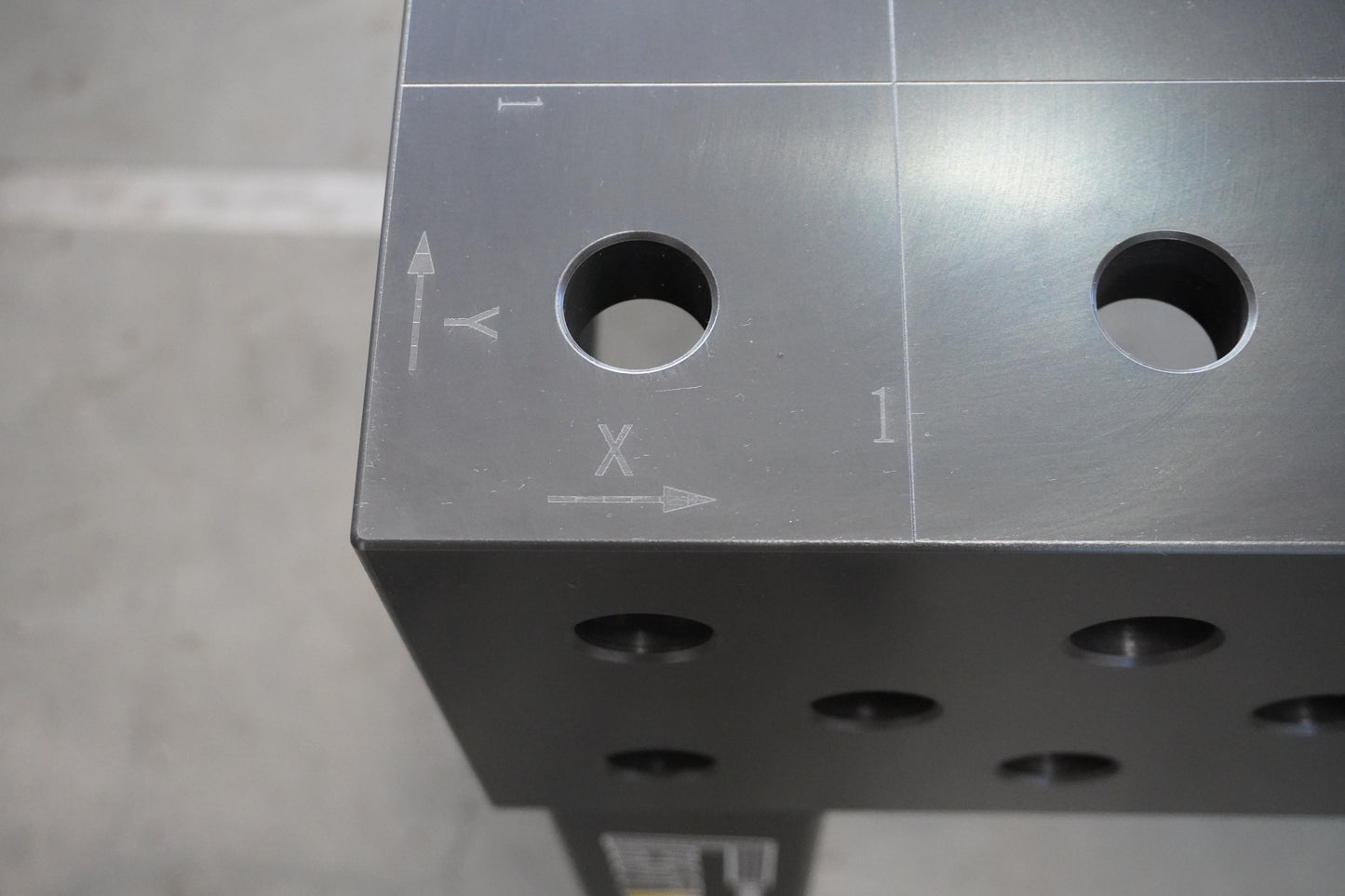 Schweißtisch 1500×1000 System 28 – PROFI 3D | Platte 25 mm plasmanitriert inkl. 40-tlg. PROFI Spannset