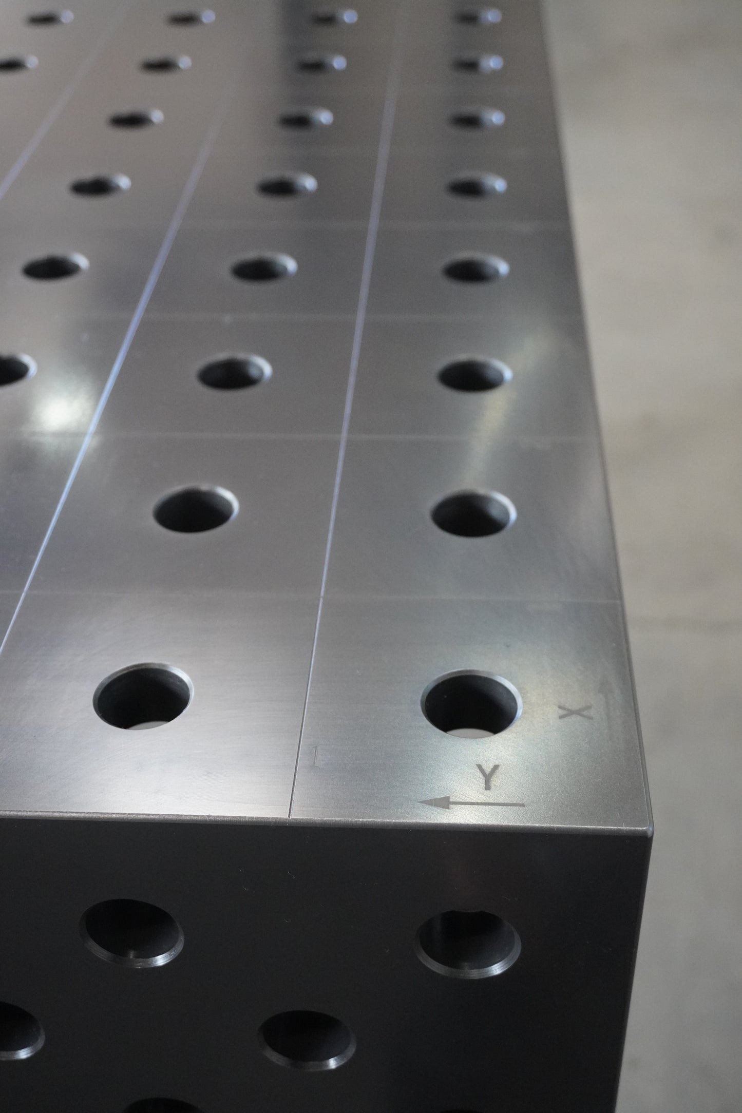 Schweißtisch 1500×1000 System 28 – PROFI 3D | Platte 25 mm plasmanitriert inkl. 40-tlg. PROFI Spannset