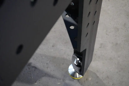 Detailaufnahme von Tischbein und Stellfuß am 3D Schweißtisch PREMIUM D16
