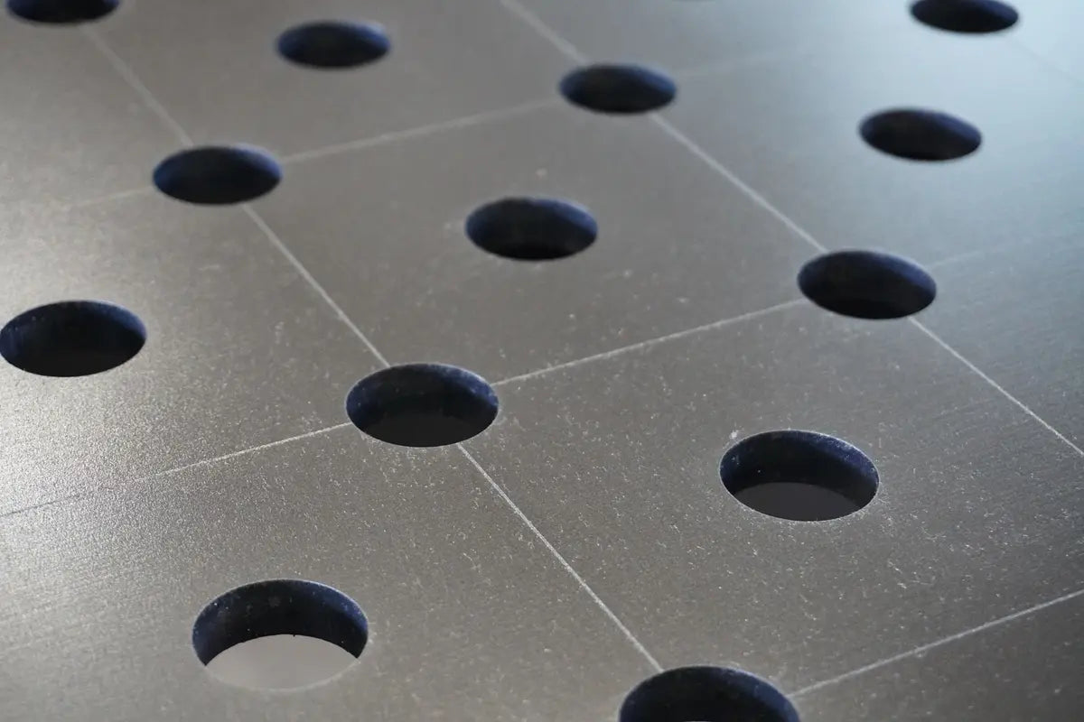 Detailansicht der 12 mm Tischplatte mit präzisem Lochraster beim 3D Schweißtisch PREMIUM D28 