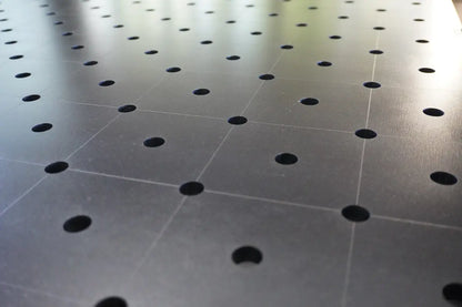 Nahaufnahme der Premium-Oberfläche mit präzisem Lochraster des 3D Schweißtischs