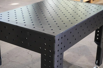 Detailansicht der 12 mm Tischplatte mit diagonalem Lochraster beim PREMIUM D16 Schweißtisch