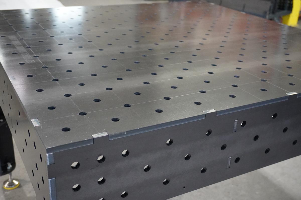 Premium Schweißtisch D16 1200×1200×200×12 mm – Industrie Systembasis