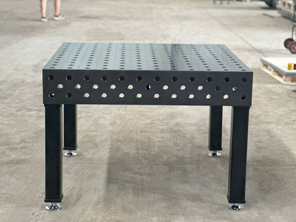 PROFI D28 Schweißtisch 1200 × 1200 mm, plasmanitriert – Frontansicht des einzelnen Tisches in der Werkstatt