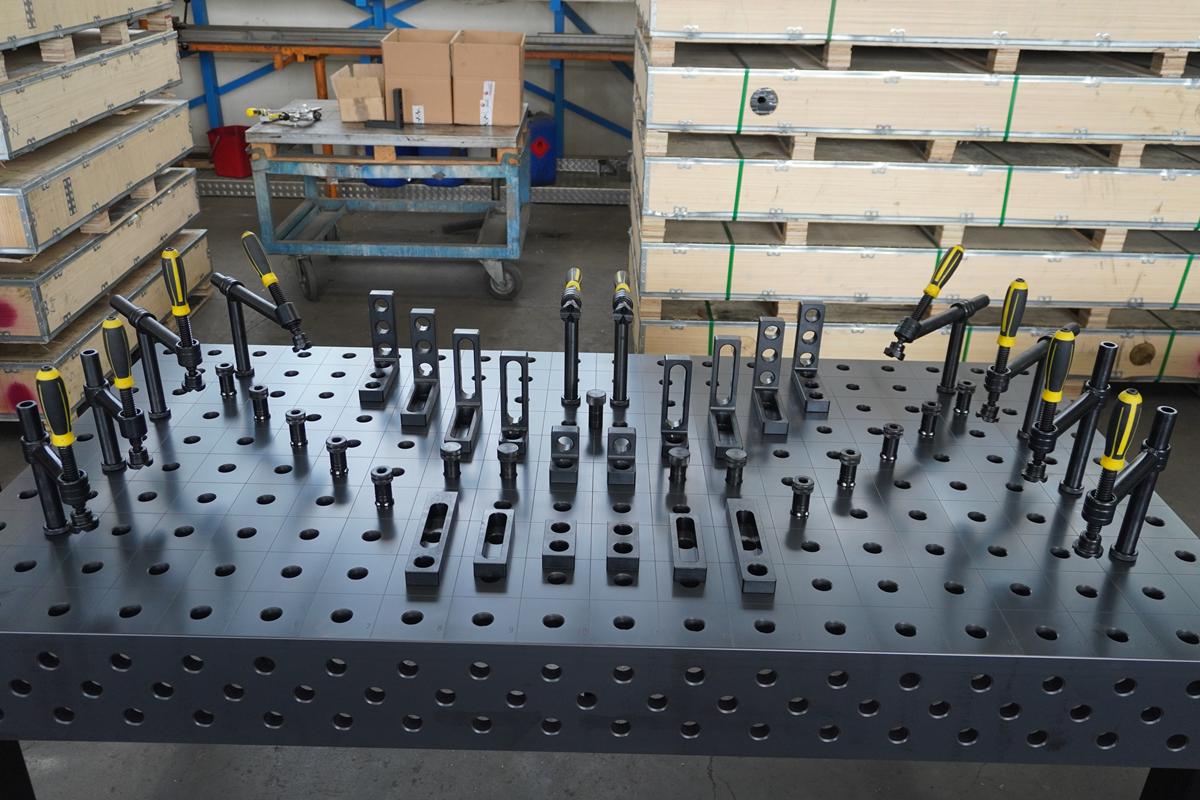 3D Schweißtisch PROFI D28 | 2000x1000x200x25mm + 41tlg. Werkzeug-Set