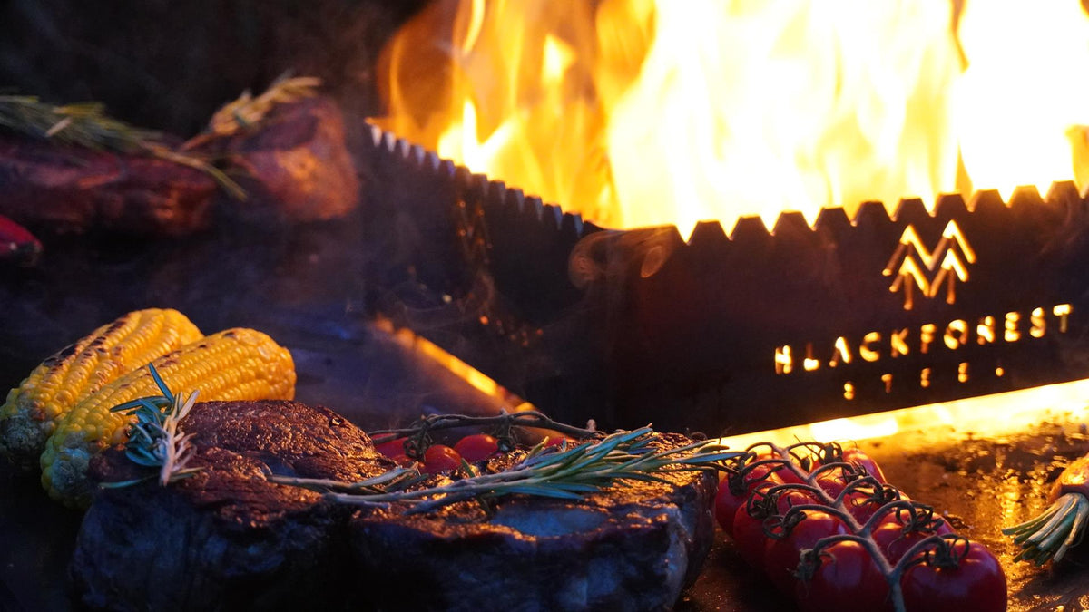 Black Forest Steel Grill mit offener Flamme und stimmungsvoller BBQ-Atmosphäre