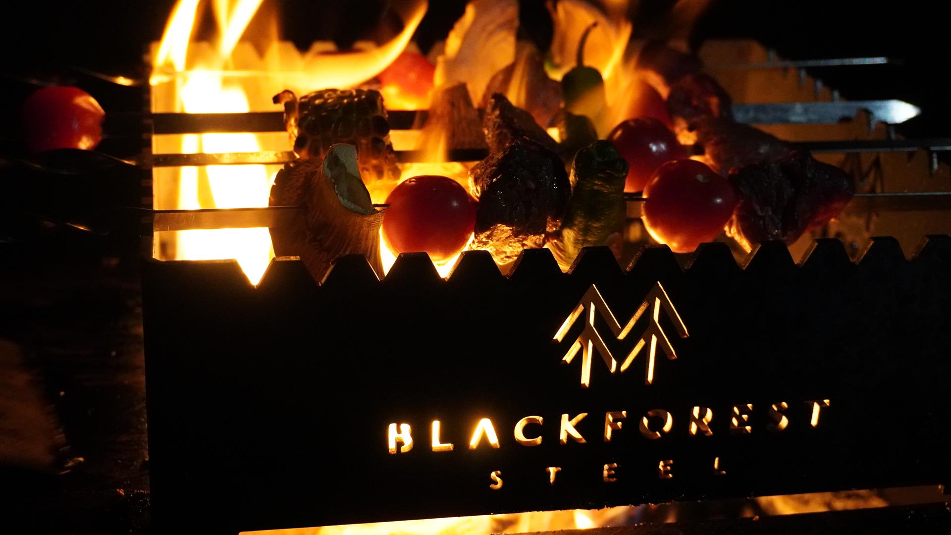 BlackForestSteel Feuerplatte und Grillzubehör für Premium BBQ über offenem Feuer