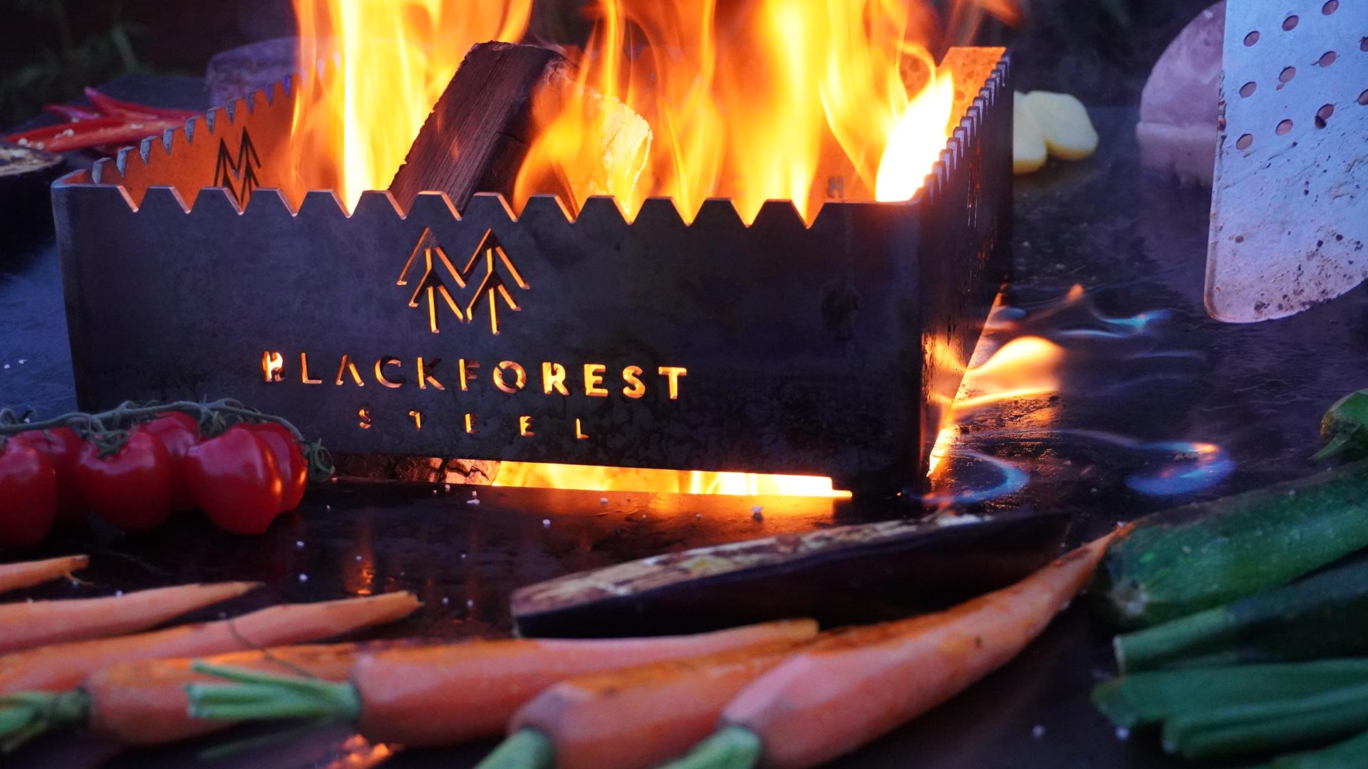 Black Forest Steel Feuerplattengrill mit zentralem Feuer und Grillfläche