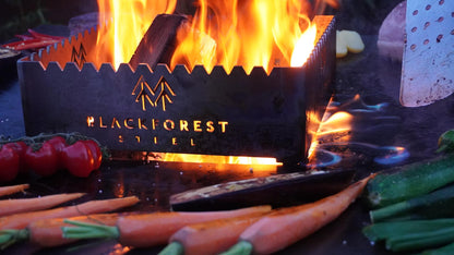 Black Forest Steel Feuerplattengrill mit zentralem Feuer und Grillfläche