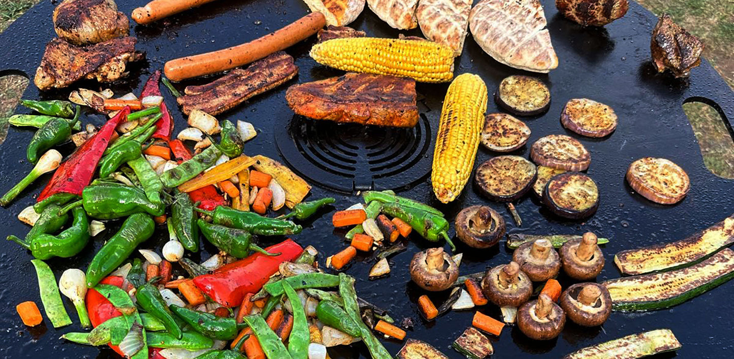 Feuerplatte mit Grilleinsatz im Einsatz für Grillgemüse, Fleisch und Outdoor-Cooking