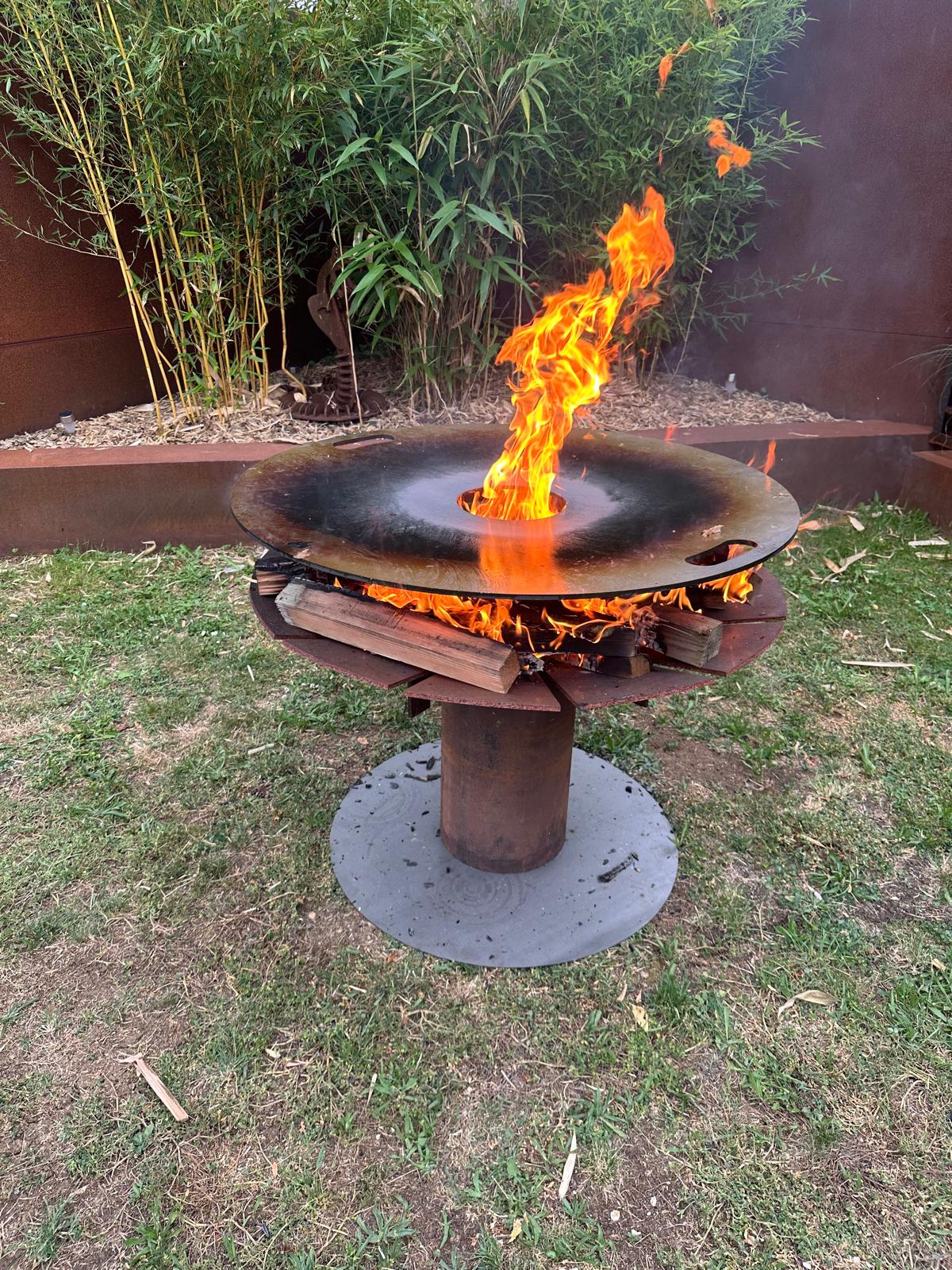 Feuerplatte Ø800 mm aus S355MC Stahl mit Innenloch Ø300 mm für vielseitiges Grillen und Kochen