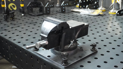 Auf Adapterplatte D16 montierter Schraubstock auf einem 3D-Schweißtisch