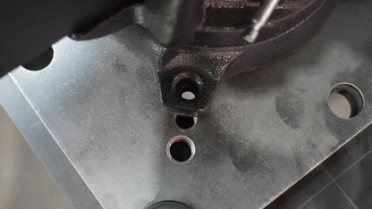 Montagedetail der Adapterplatte D16 mit Befestigungsbolzen