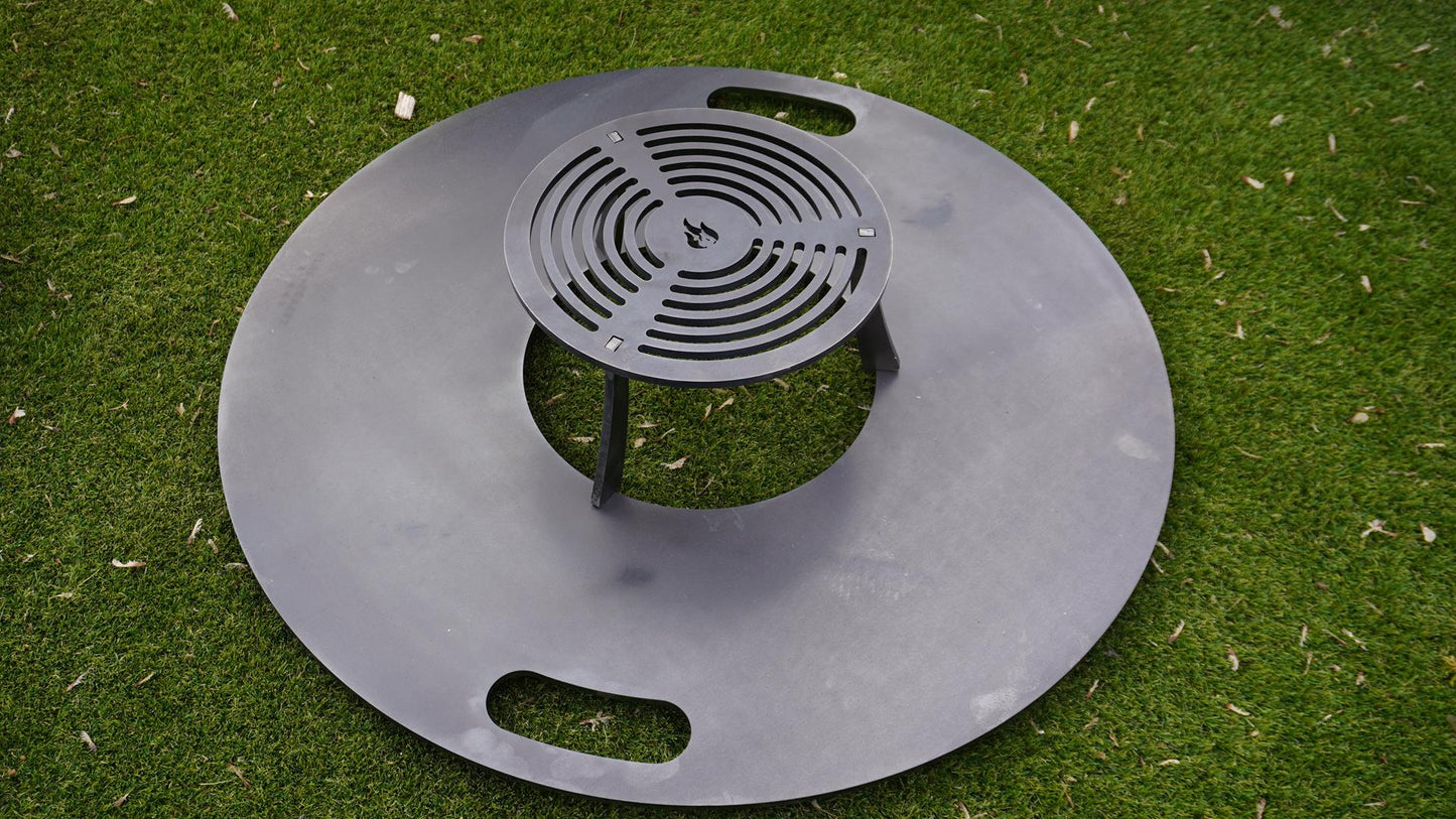 Feuerplatte mit Grilleinsatz im Einsatz für BBQ, Gemüse und Outdoor-Cooking
